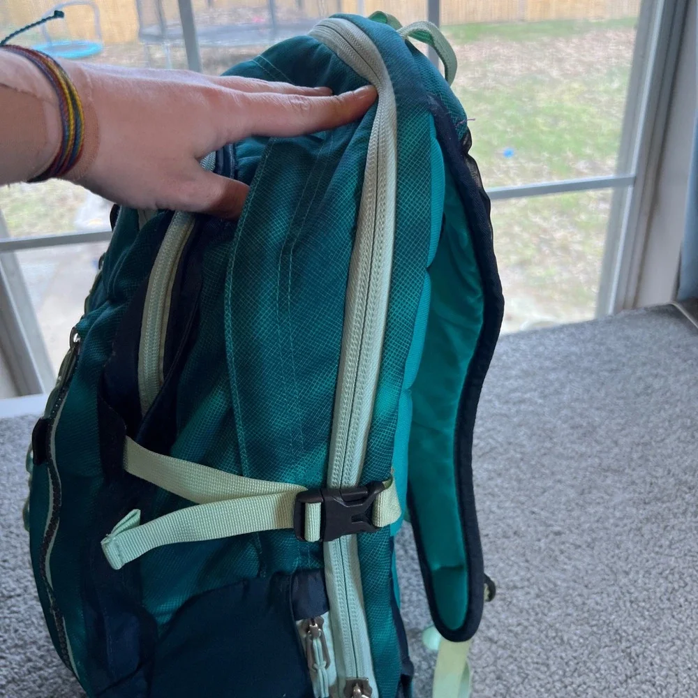 The North Face Recon Backpack Teal Navy Mint Laptop Sleeve Hiking Travel outdoor